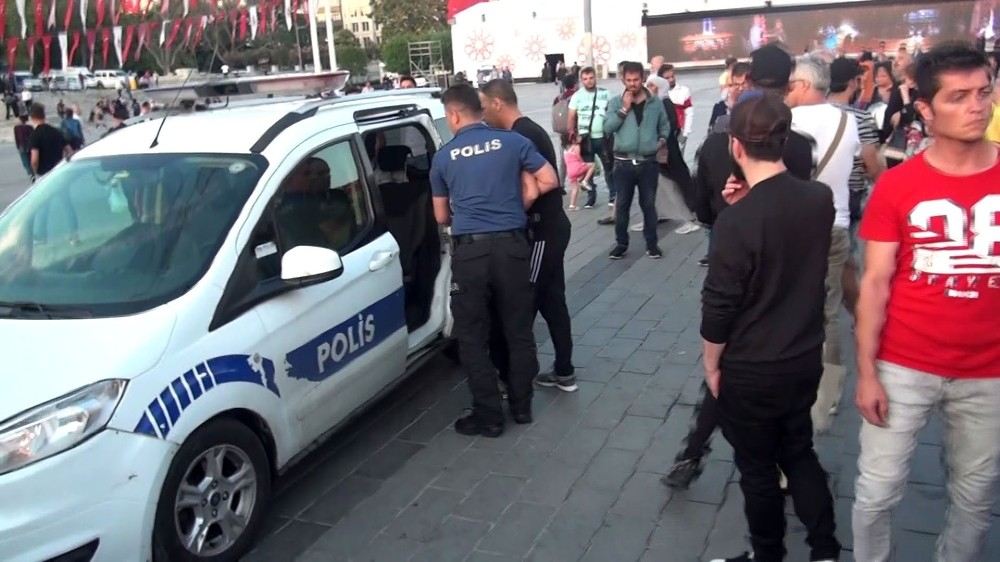 (Özel)Taksim Metrosunda Arap Turiste Yan Kesicilik Şoku