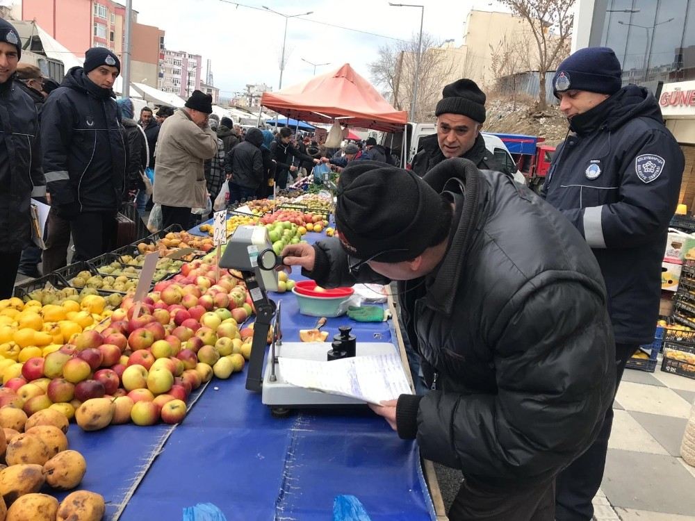 Pazardan Aldıkları Ürünleri Kendileri Tartıyorlar