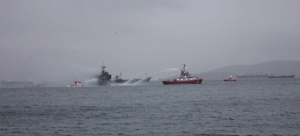 Pendik Açıklarında Yanan Gemiyi Söndürme Çalışmaları Sürüyor