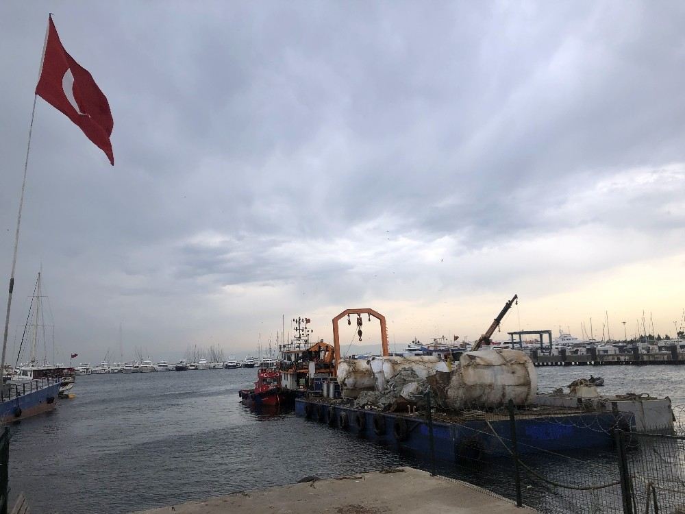 Pendikde Beton Blok İşçinin Ayağına Düştü