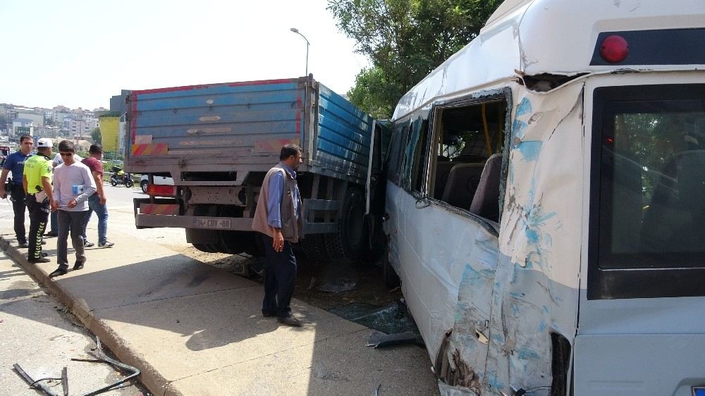 Pendikte Kamyon İle Minibüs Çarpıştı: 3 Yaralı