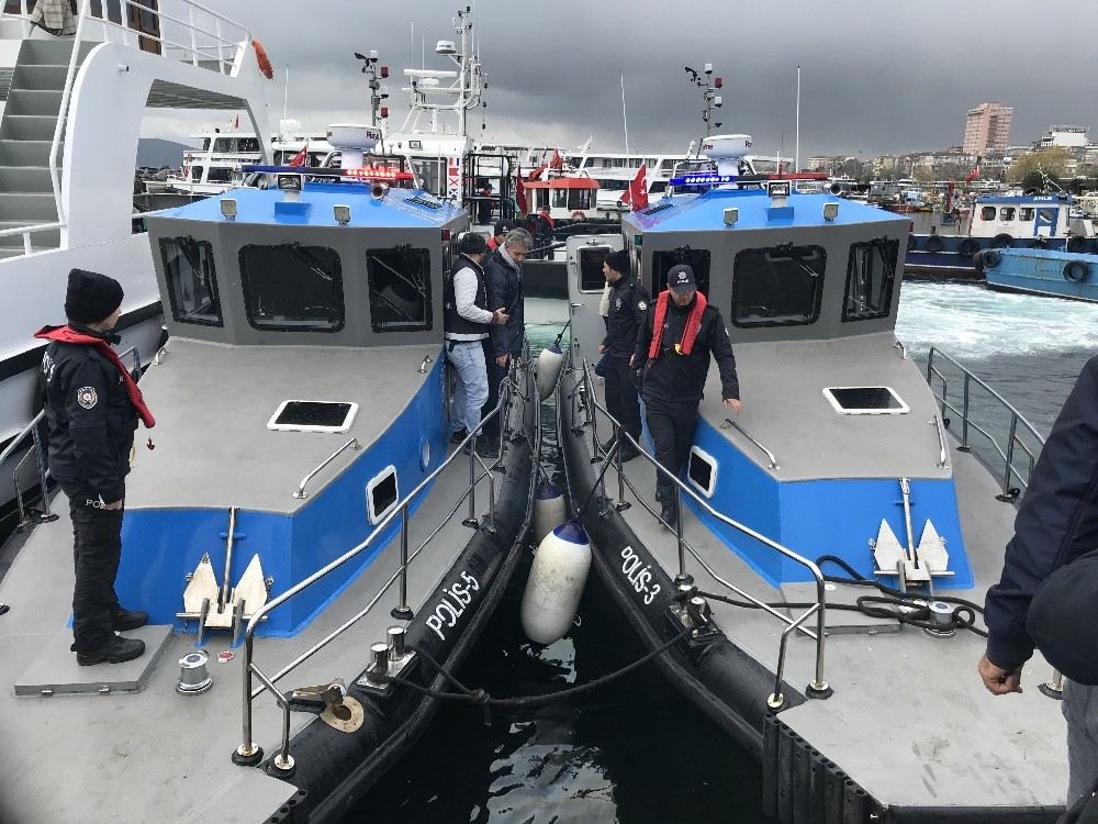 Pendikte Yanan Gemiden Kurtarılan Mürettebat Sahil Güvenlik Bölge Komutanlığına Sevk Edildi