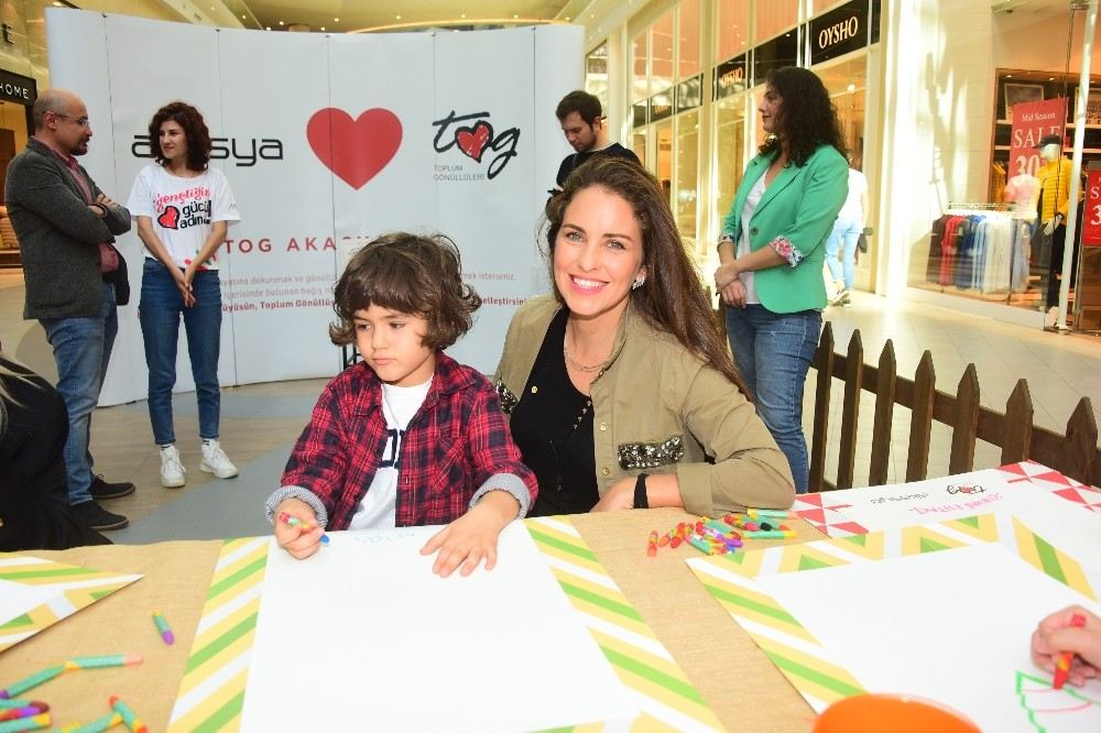 Pınar Altuğ, Aslı Tandoğan, Akasya Asıltürkmen Ve Bora Gencer Çocuklarla Resim Yaptı