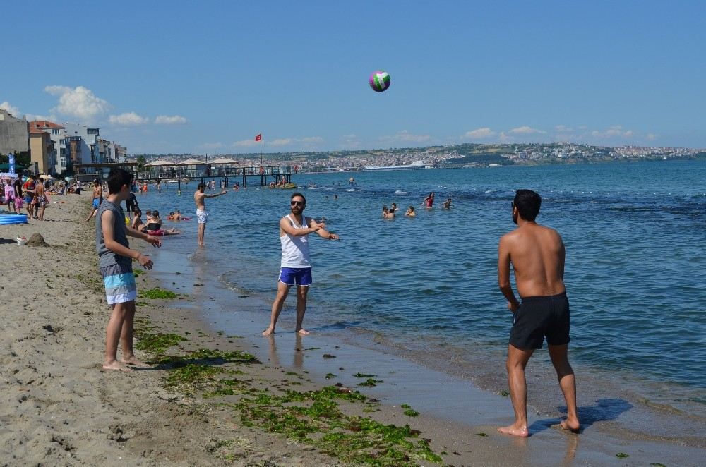 Plajlardaki Tatilci Yoğunluğu Sürüyor