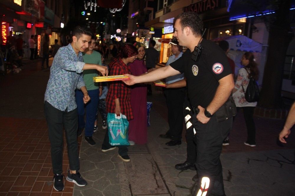 Polis Ekipleri Bu Kez Gbt Sorgulamak İçin Değil Lokum Dağıtmak İçin Durdurdu