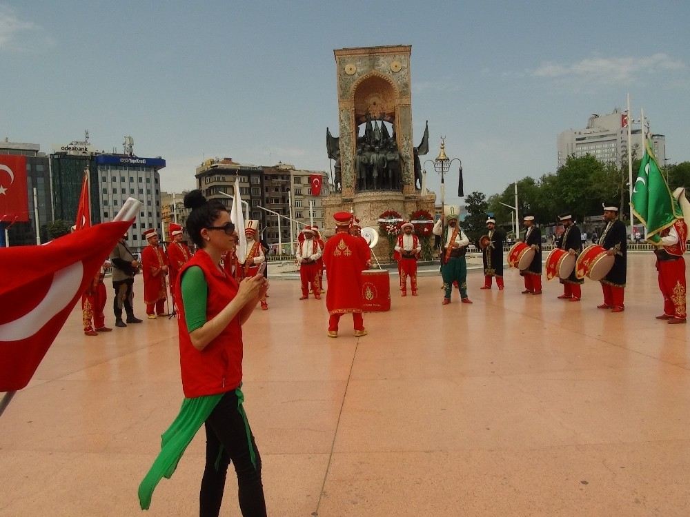 Polis Mehteran Birliği, Taksimde Vatandaşları Coşturdu