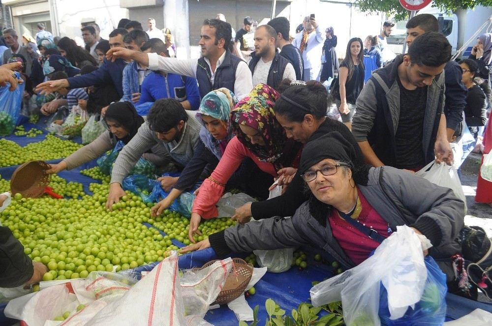 Ramazan Ayı Öncesi Sebze Ve Meyveyi Bedava Dağıttı