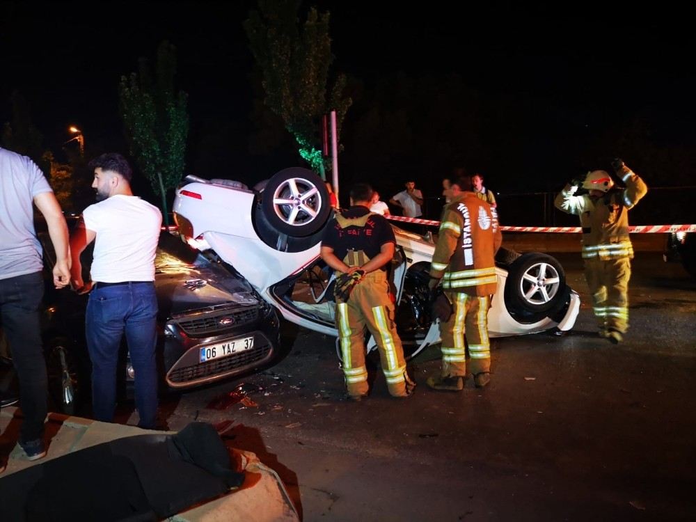 Refüje Çarpıp Takla Atan Otomobil Karşı Şeritteki Aracın Üstüne Düştü
