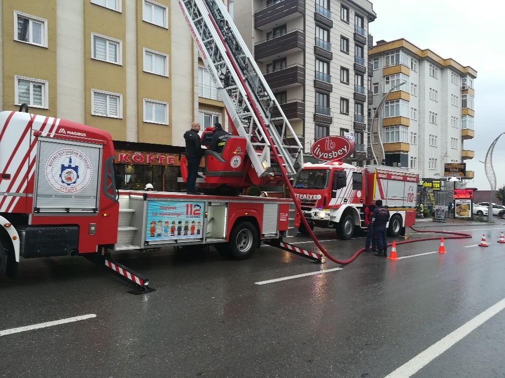 Restoran Bacasında Çıkan Yangın Paniğe Neden Oldu