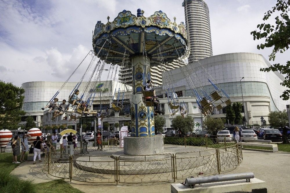 Retro Lunapark, Çocuklar Ve Yetişkinleri Eğlendiriyor