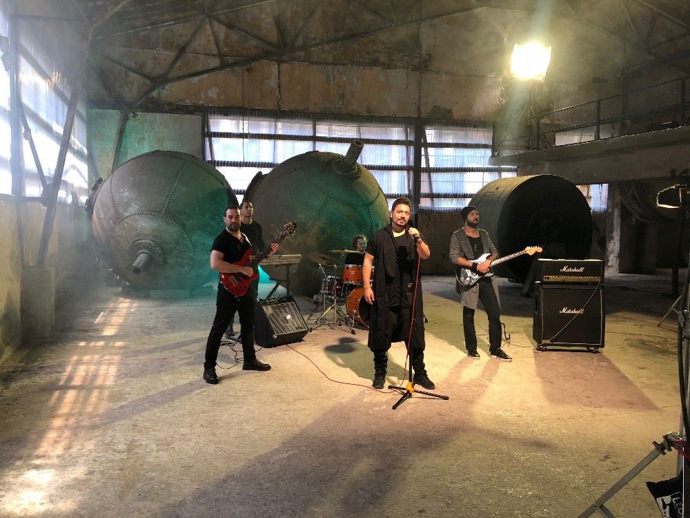 Rockçı Ergen Genç Yeni Şarkısının Klibini Çekecek Öğrenciye 1 Yıl Burs Verecek
