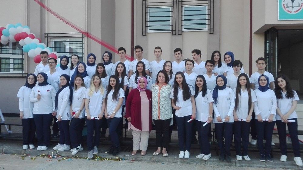 Sağlık Öğrencileri Mezuniyet Coşkusunu Öğretmenleri İle Paylaştı