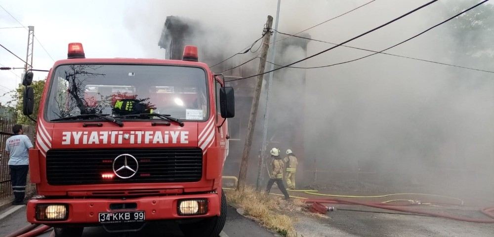 Samatya Sahilinde Bulunan Evdeki Yangın Korkuttu