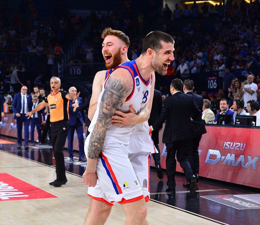 Şampiyon Anadolu Efes, Kupasını Aldı