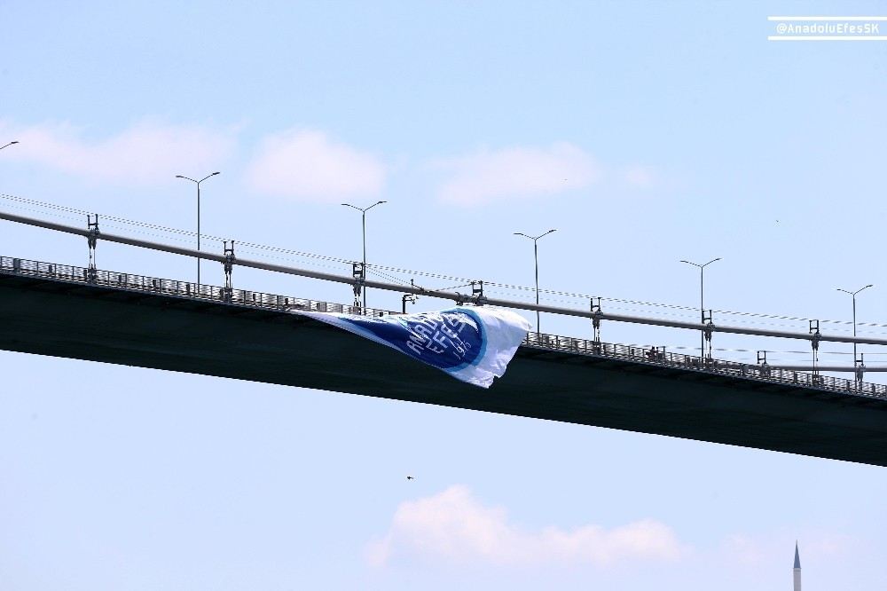 Şampiyon Anadolu Efesin Bayrağı Köprüye Asıldı