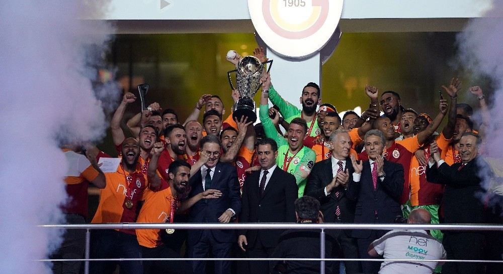 Şampiyon Galatasaray Sahaya İniyor