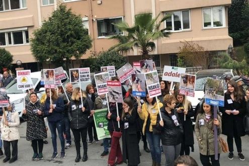 Sarıyer`de Hayvanseverlerden Protesto