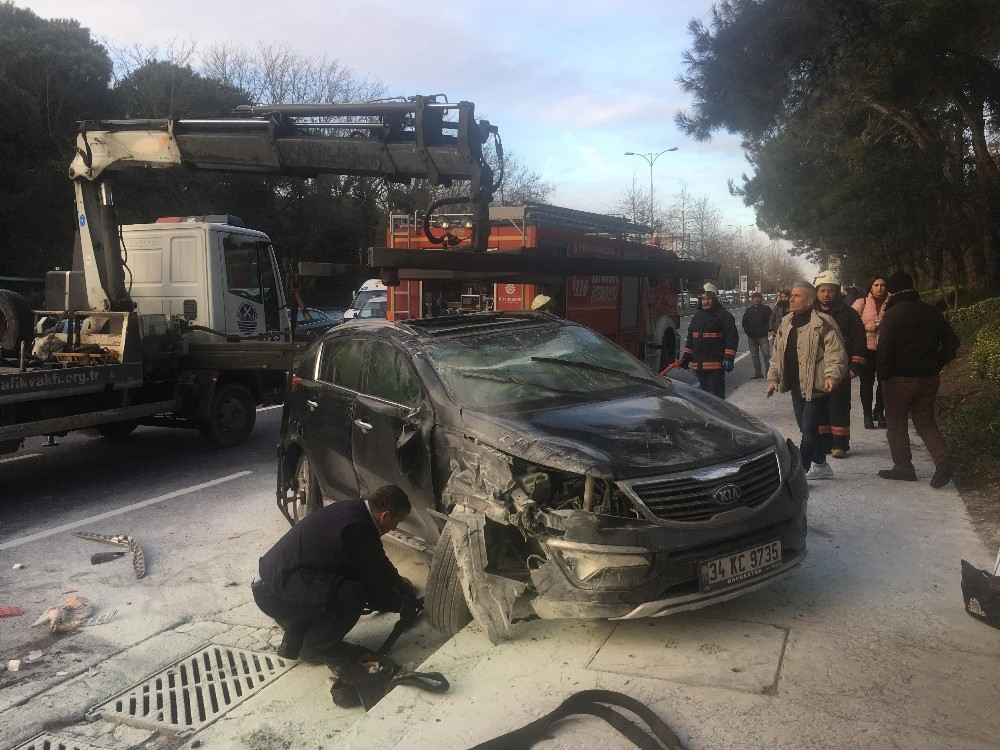 Sarıyerde Ambulansa Çarpan Araç Takla Attı: 2 Yaralı