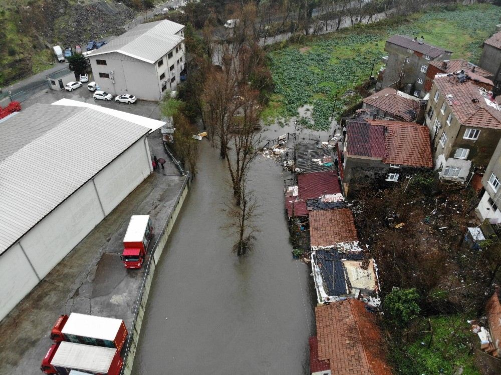 Sarıyerde Dere Taştı, Sular Altında Kalan Mahalle Havadan Görüntülendi