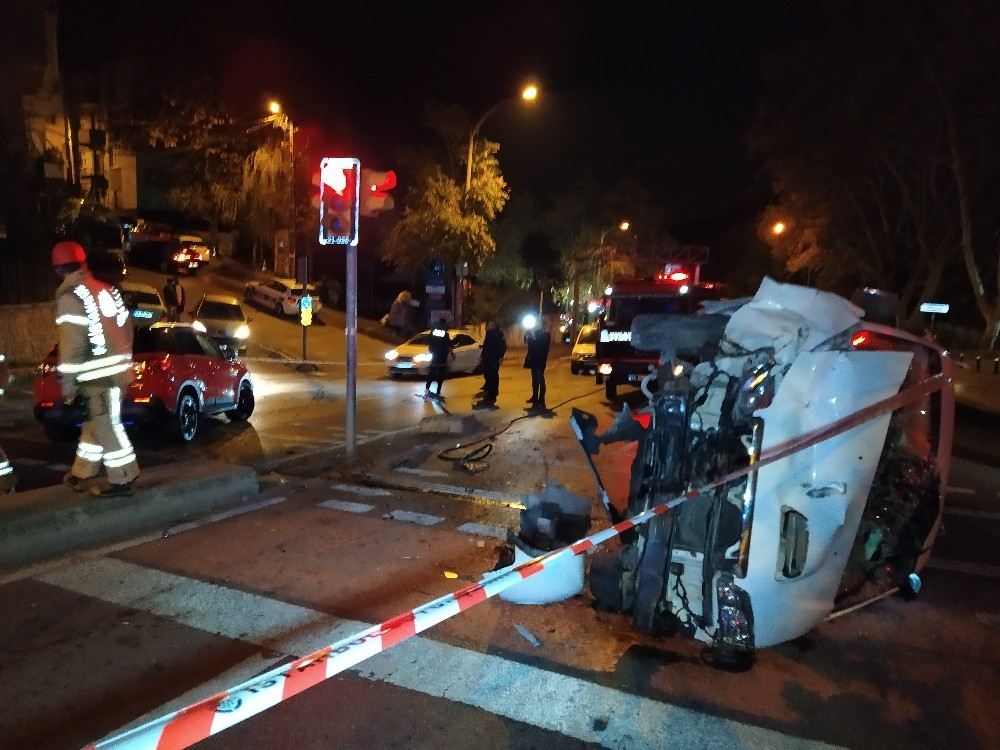 Sarıyer İstinyede Panelvan Araçla Otomobil Çarpıştı: 2 Yaralı