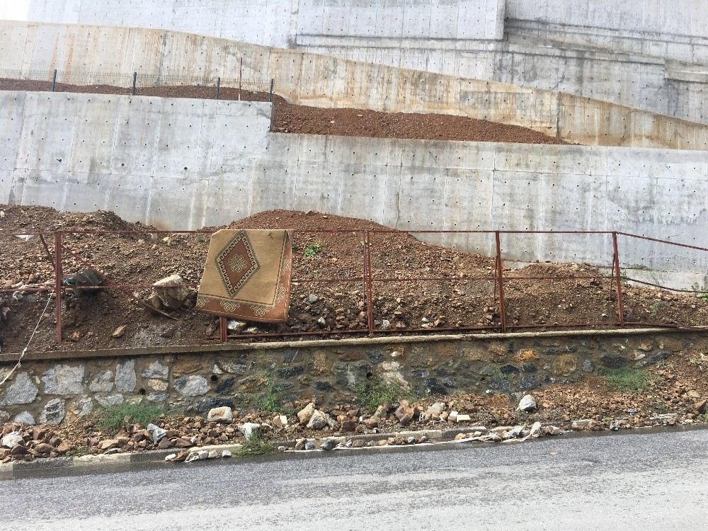 Sarıyerde Sağanak Yağış Toprak Kaymasına Neden Oldu, Tünel Trafiği Aksadı