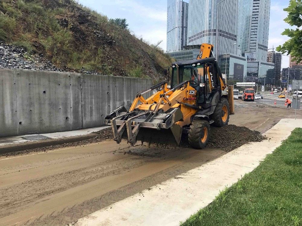 Sarıyerde Toprak Kaydı, Yol Trafiğe Kapandı