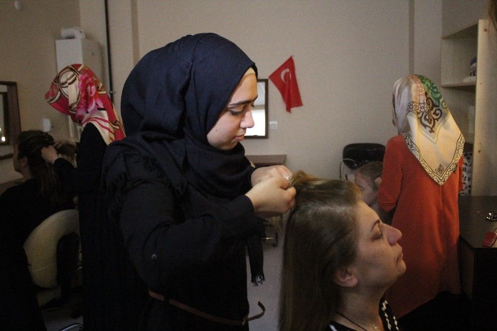 Savaştan Kaçan Suriyeli Kadınlar, Kuaför Olma Hayali Kuruyor