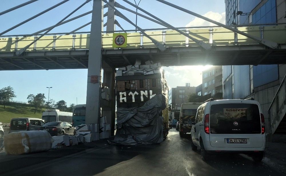 Sefaköyde Aşırı Yüklü Kamyon Üst Geçide Sıkıştı