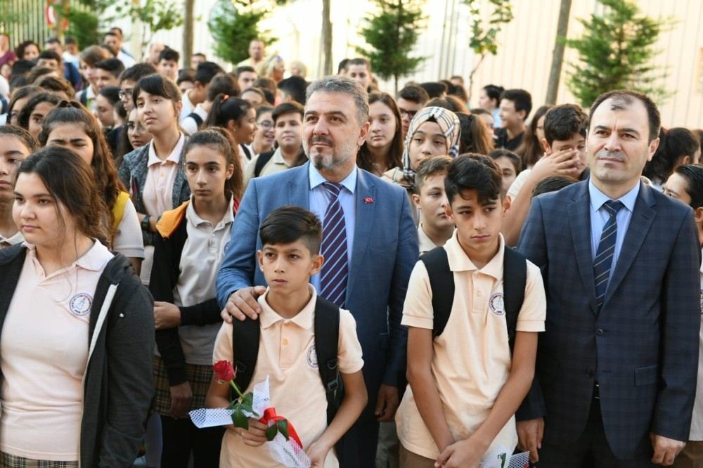 Şehit Ömer Halisdemirin Yeğenleri İlk Gün Okula Makam Arabasıyla Gitti