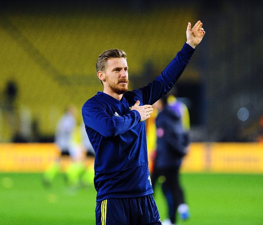 Serdar Aziz, Fenerbahçe Armasını Öptü