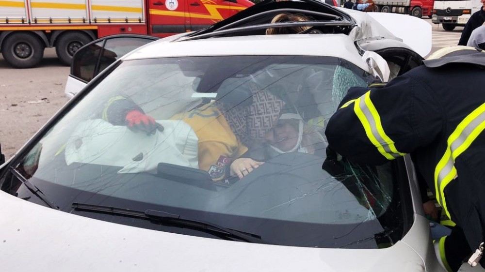 Servis Otobüsü Otomobile Çarptı: 1İ Çocuk 2 Yaralı