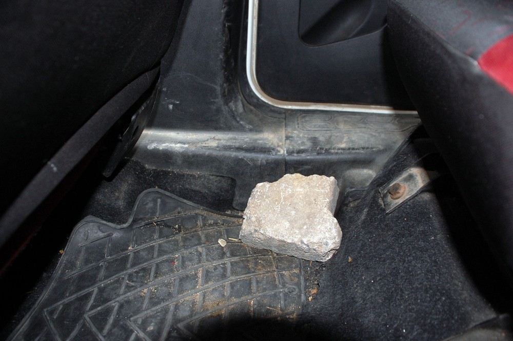 Seyir Halindeki Otomobile Parke Taşı Atıldı