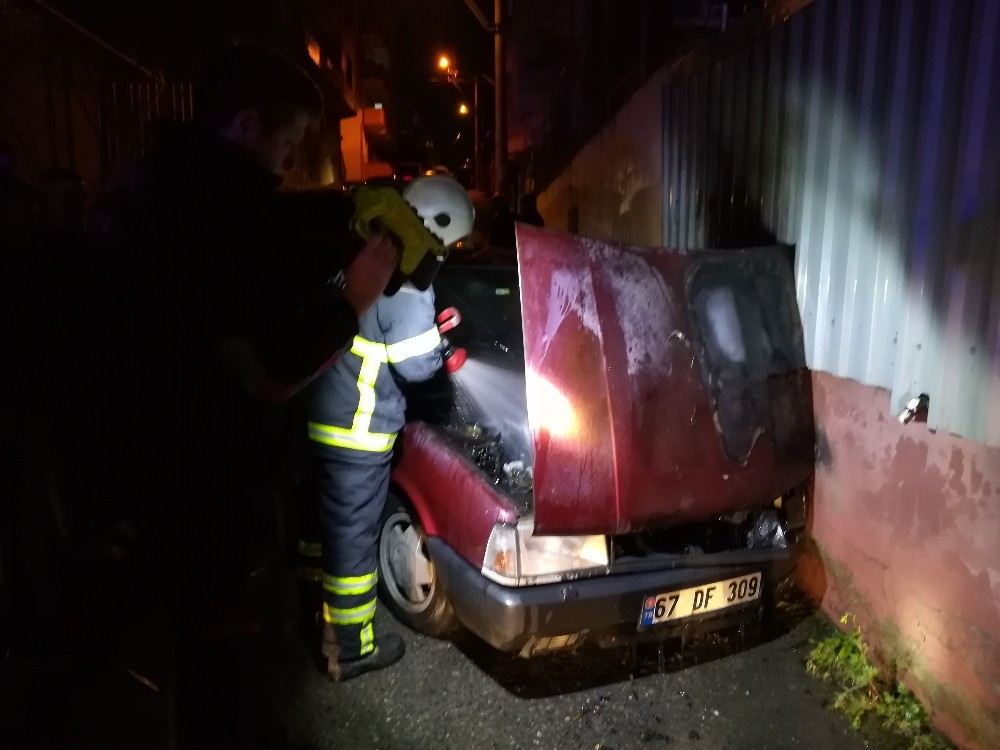 Seyir Halindeyken Alevlere Teslim Olan Otomobil Paniğe Neden Oldu