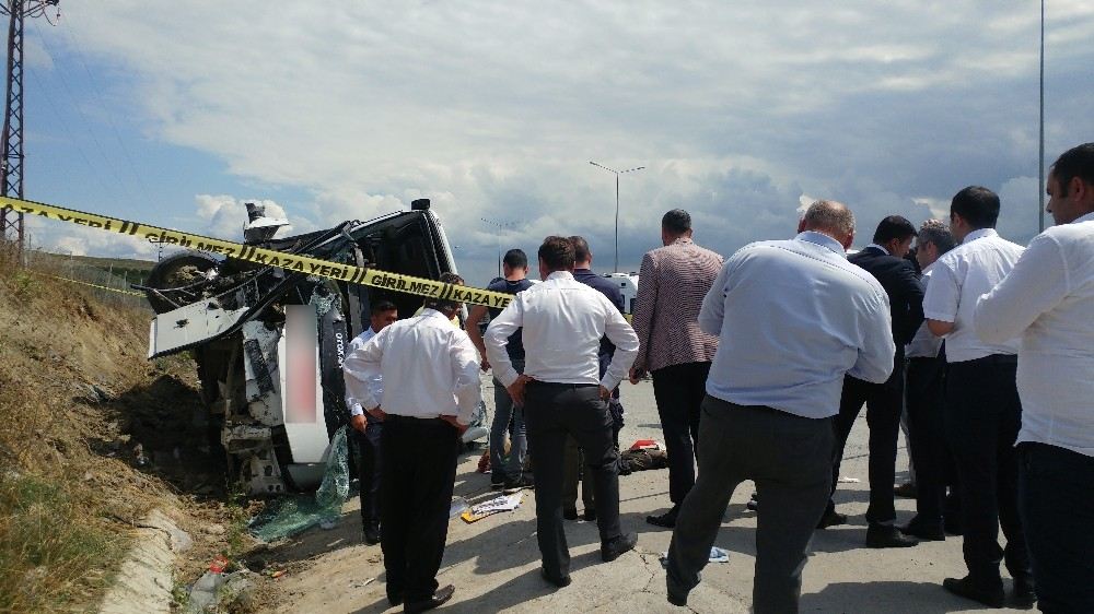 Seyir Halindeyken Arka Tekeri Patlayan Servis Aracı Devrildi