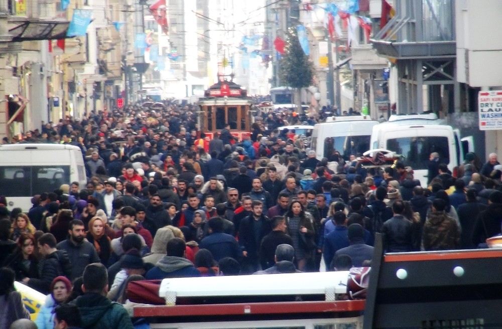 Sıcak Havayı Fırsat Bilen Vatandaşlar Taksime Akın Etti