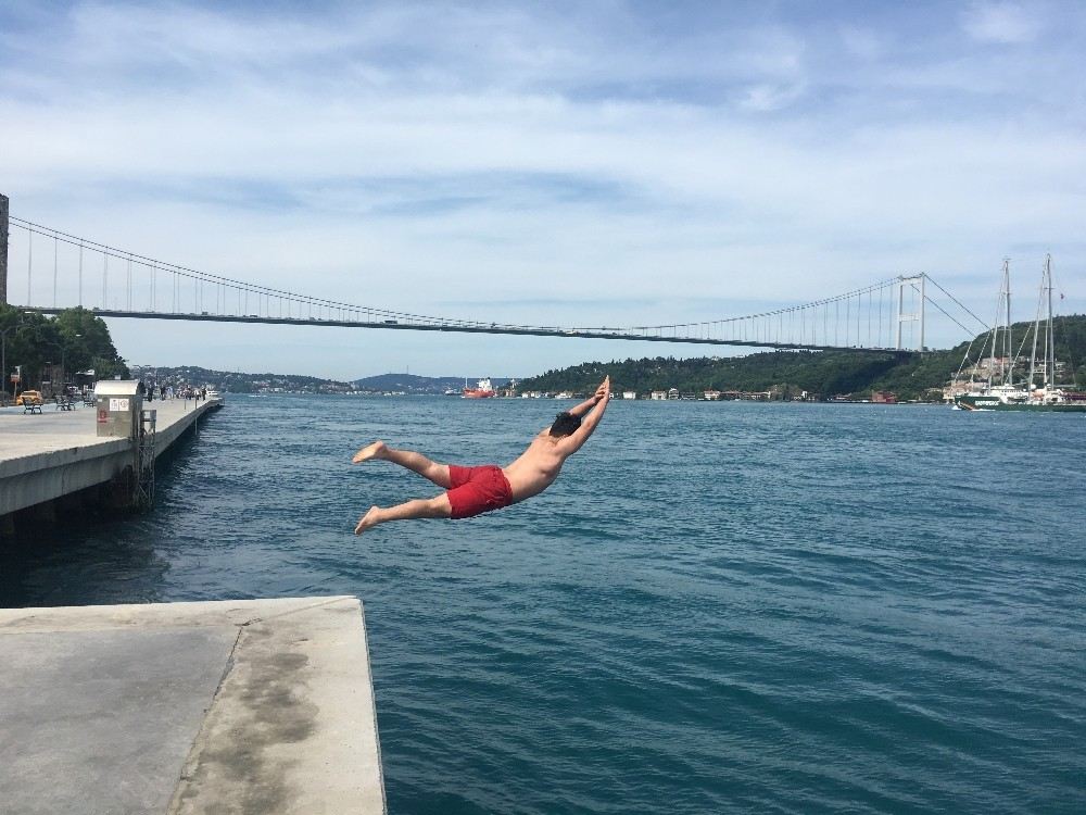 Sıcaktan Bunalan Kendini İstanbul Boğazının Serin Sularına Bıraktı