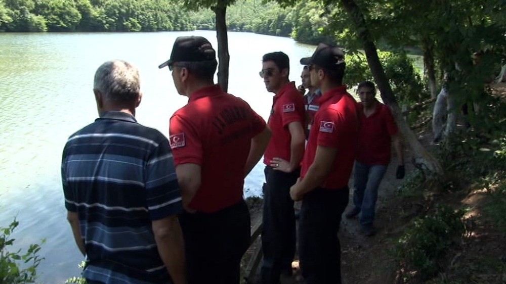 Şile Saklıgölde Çardağın Çökmesiyle Göle Düşen Vatandaşların Kurtarılma Anı Kamerada