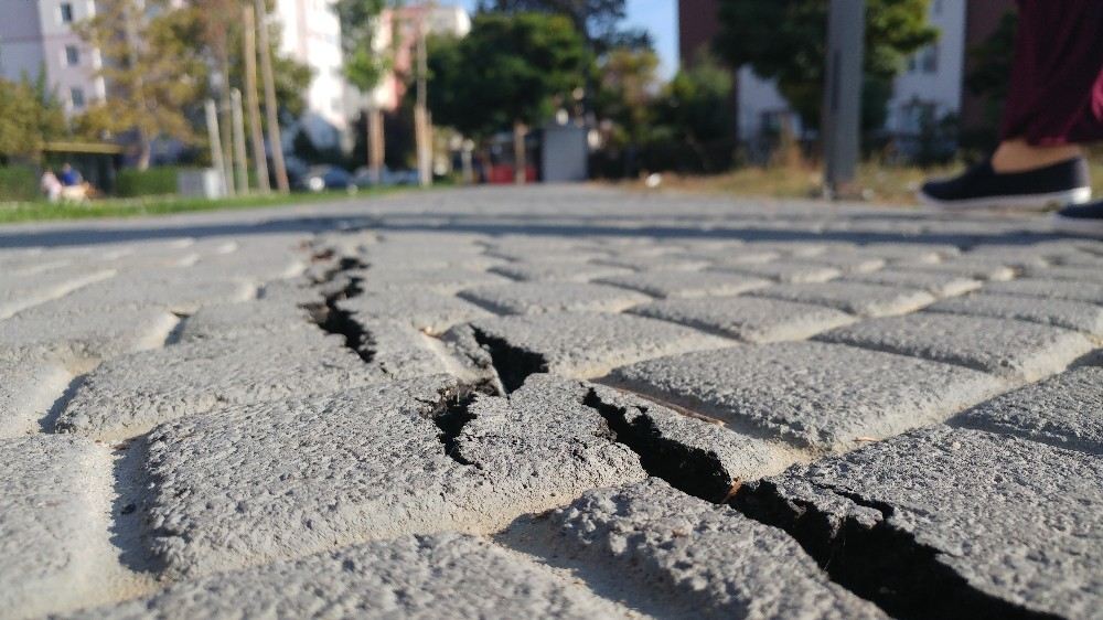 Silivride Deprem Öncesi Olan Çatlaklar Deprem Sonrası Daha Da Büyüdü