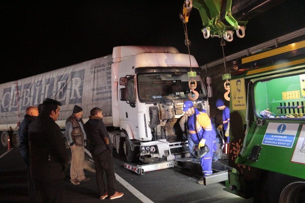 Silivride Tır Karşı Şeride Girdi, Yolu Trafiğe Kapattı