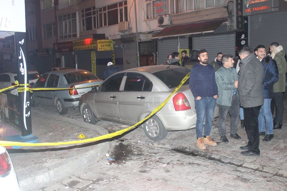 Şirinevlerde Bir Kafede Çıkan Kavgada Silahlar Konuştu: 1 Yaralı