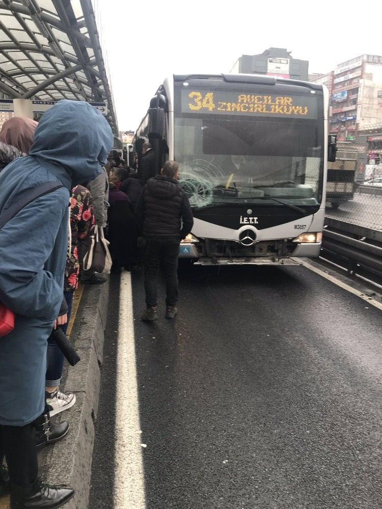Şirinevlerde Metrobüs Yolcuya Çaptı, 1 Kadın Yaralandı