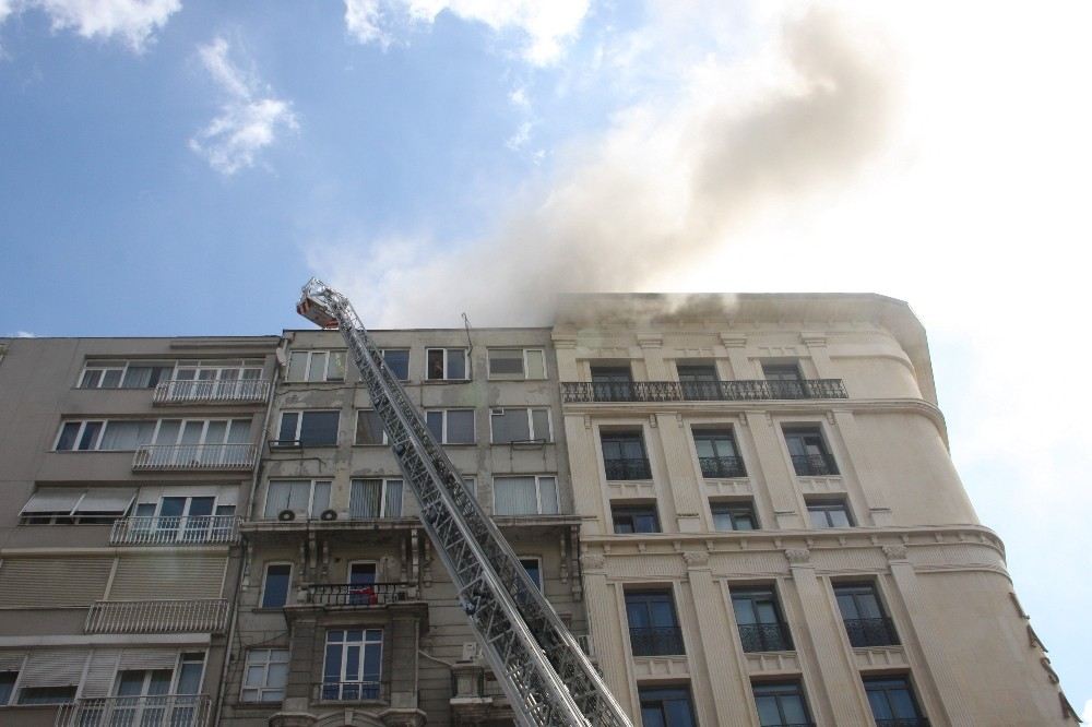 Şişlide 9 Katlı Bir Binanın Çatısında Yangın