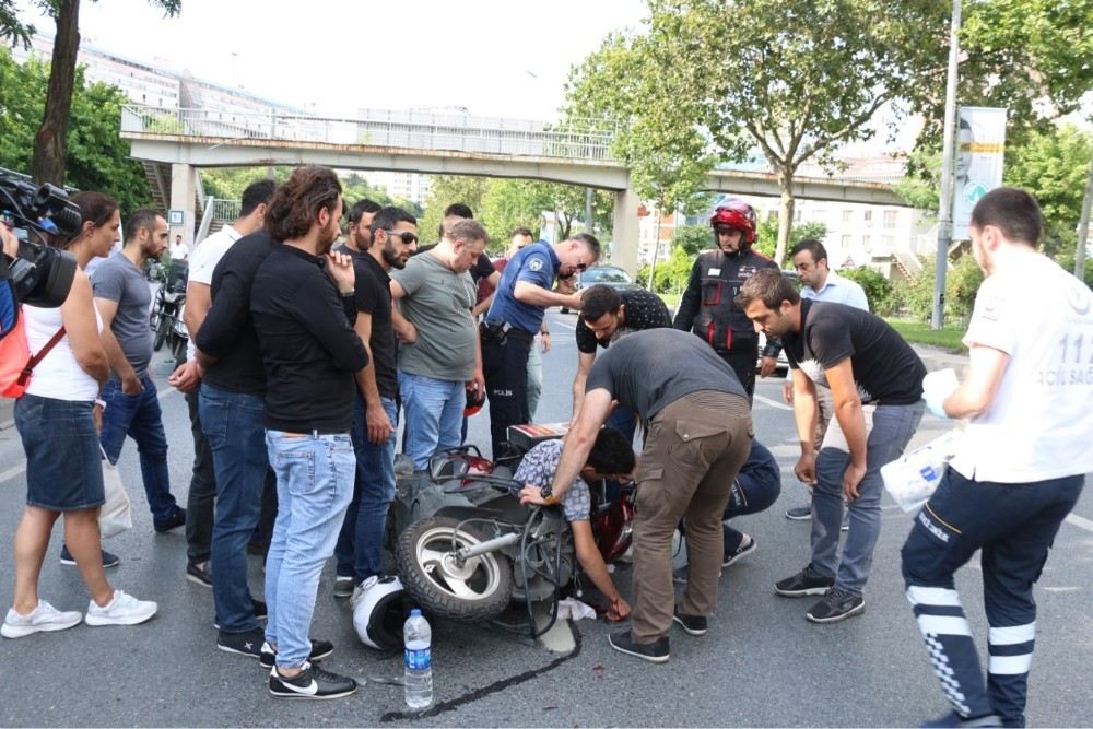 Şişlide Motosikletli Kurye Minibüse Çarptı