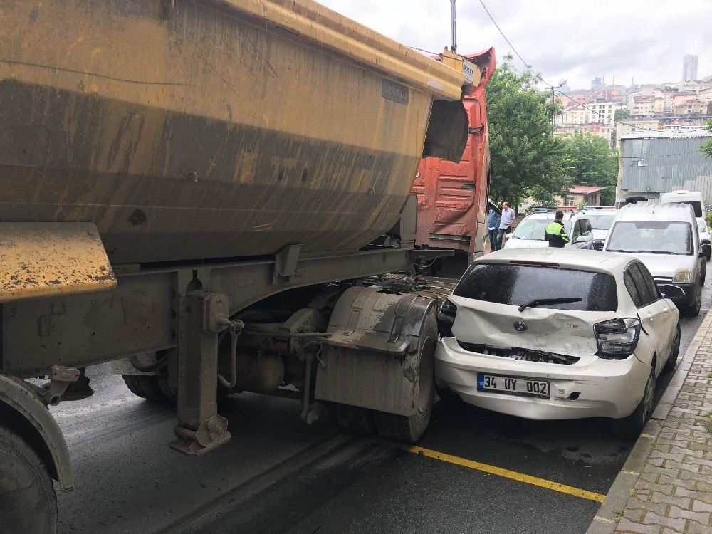 Sokağı Savaş Alanına Çeviren Şoföre Mahalleli Saldırdı