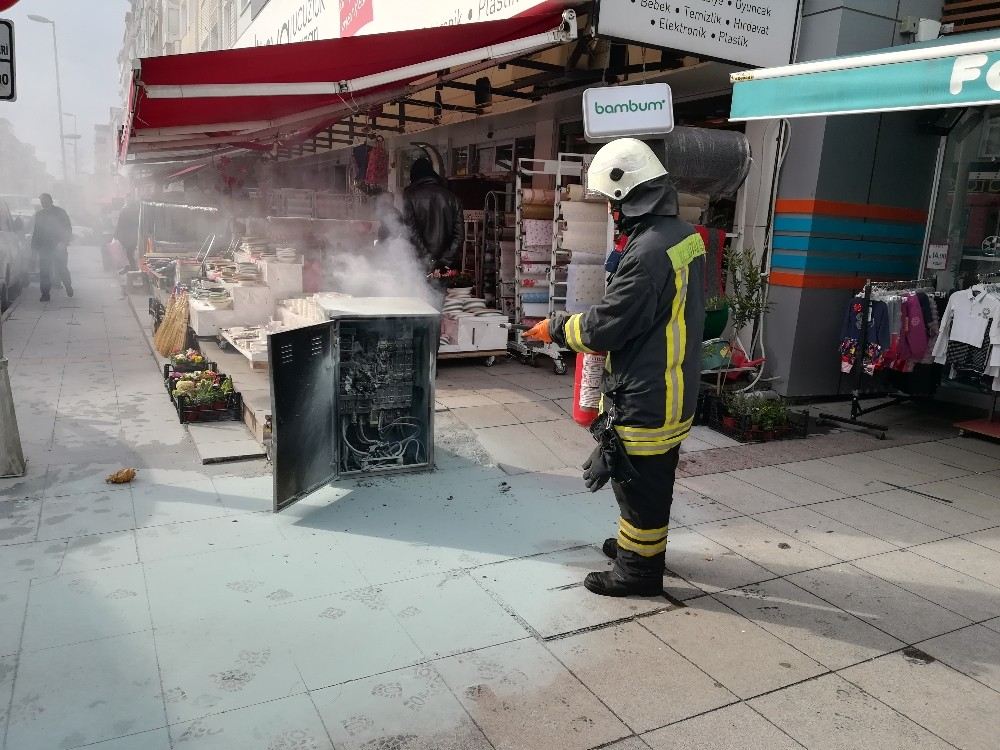 Sokak Ortasında Patlayan Trafo Paniğe Neden Oldu