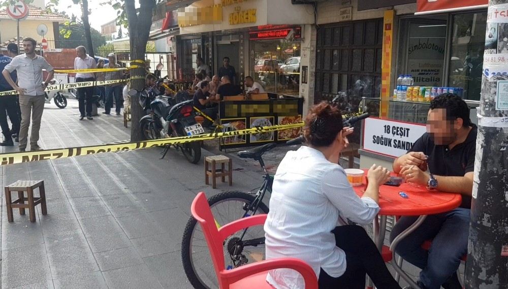 Sokakta İki Kişi Vuruldu, Onlar Börek Yemeye Devam Etti