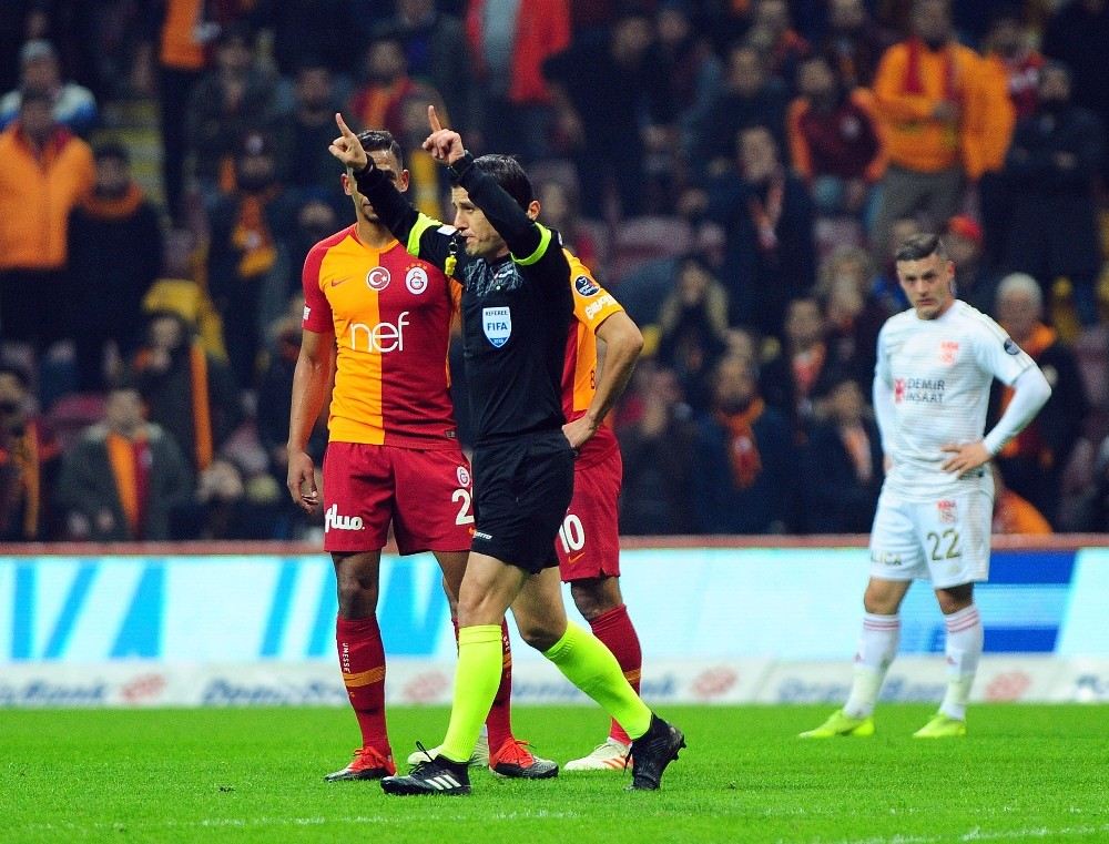 Spor Toto Süper Lig: Galatasaray: 2 - Demir Grup Sivasspor: 2 (İlk Yarı)