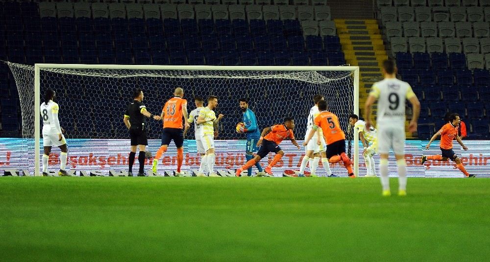 Spor Toto Süper Lig: M.başakşehir: 1 - Fenerbahçe: 0 (İlk Yarı)