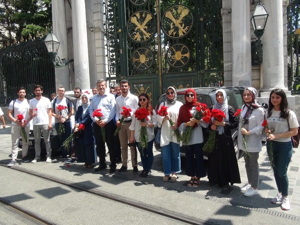 Srebrenitsa Katliamında Hayatını Kaybedenler İçin Taksimde 8 Bin 372 Karanfil Dağıttılar