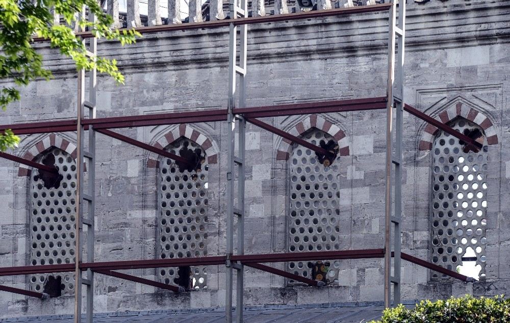 Sultanahmet Camiinde Camlar Kırılarak Restorasyon İskelesi Kuruldu